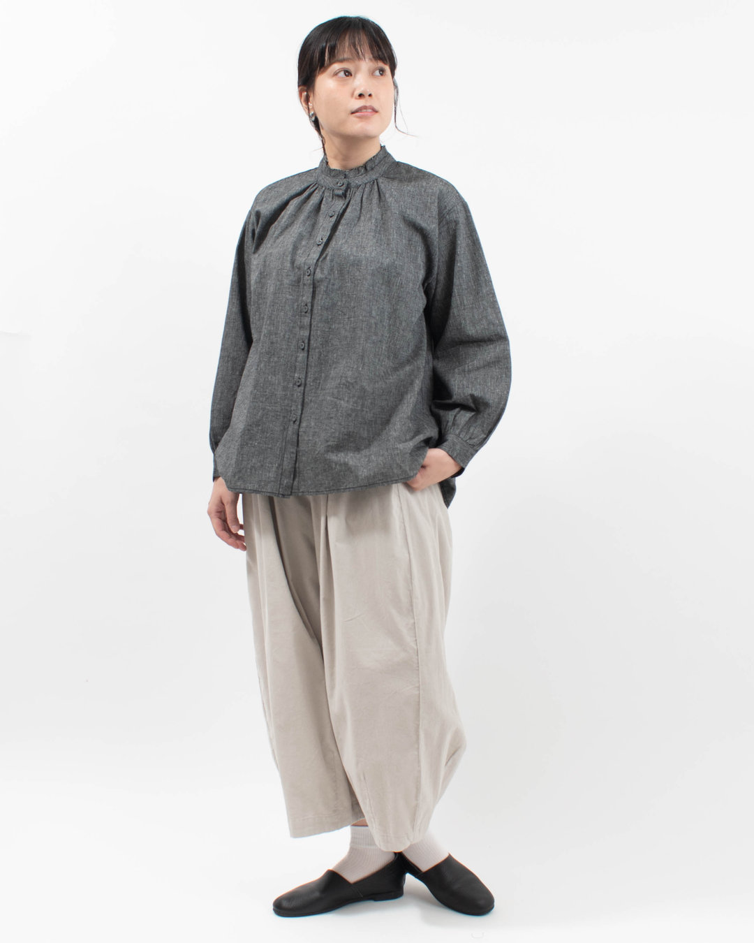 01FFP11436  blue willow コットンリネン衿裁ち切りフリルブラウス
