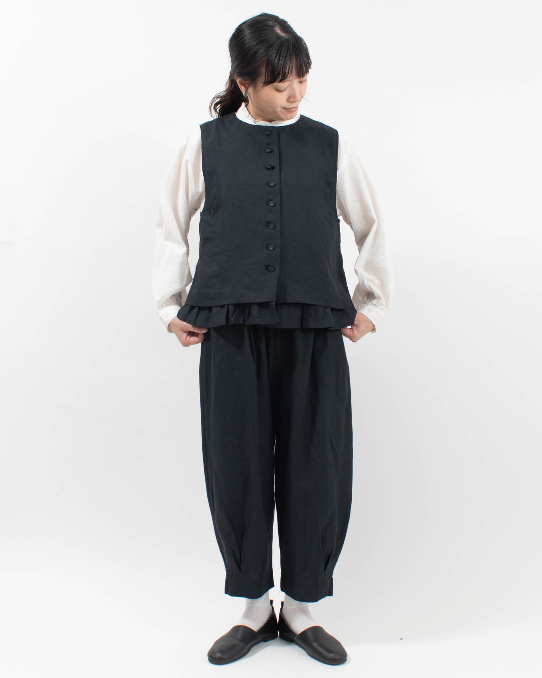01FFP16424  blue willow リネン裏付き裾フリルベスト