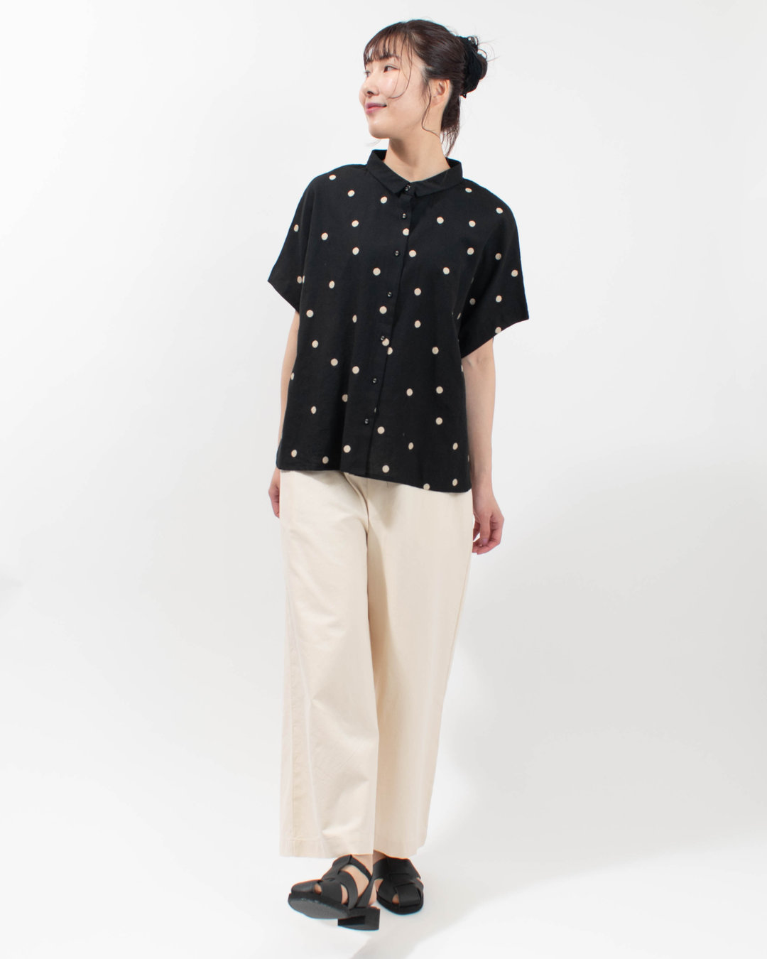01FUP11219  blue willow コットンリネンドット刺繍チビ衿ブラウス