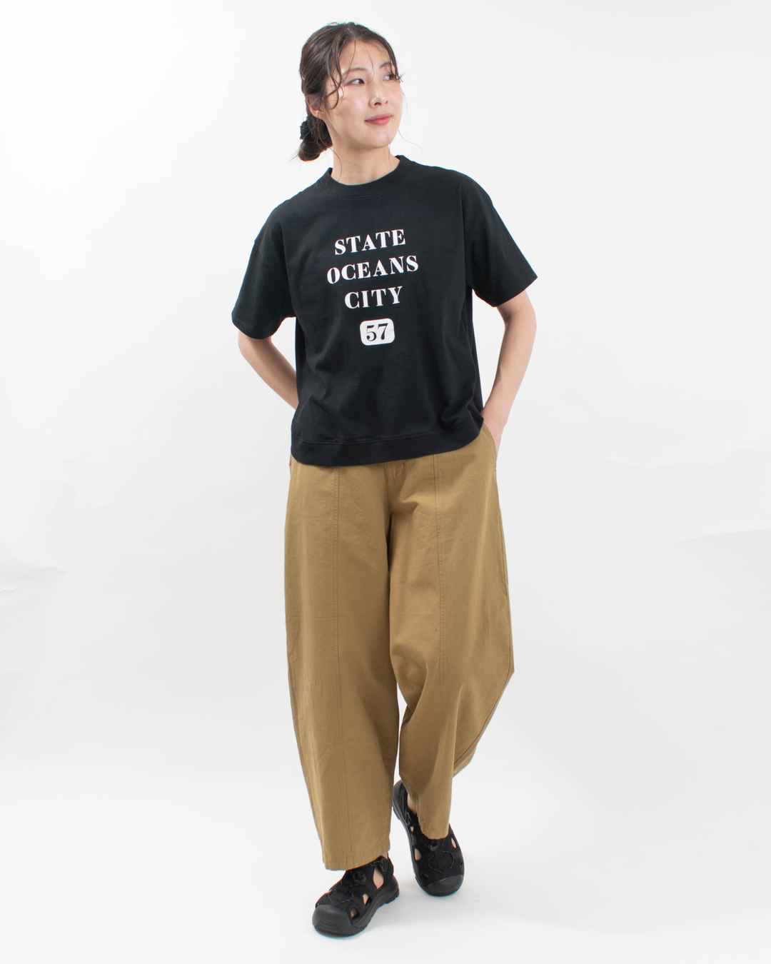 B-491015 BLUE LAKE MARKET アメリカンドライ天竺||ヘムラウンドプリントTee<STATE OCEANS CITY 57>