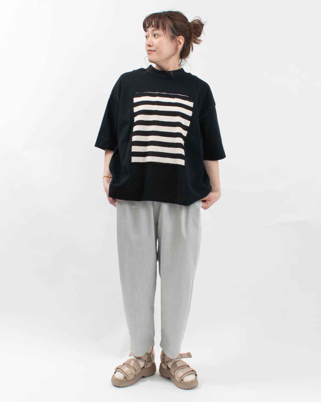 P92528 prit 17/1空紡天竺×10/1ムラ糸プリント5分袖フレームTシャツ